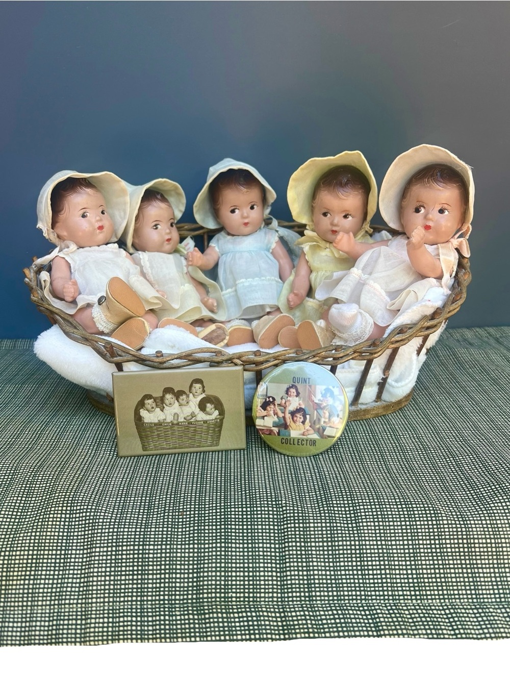 Vtg. Madame Alexander orig.set of Dionne Quintuplet babies /orig. basket/2 books